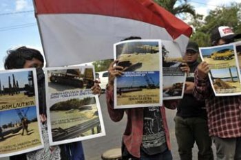 PROTES TOL BALI