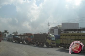 Truk Hambat Kelancaran Arus Mudik