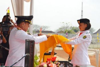 Serahkan Bendera