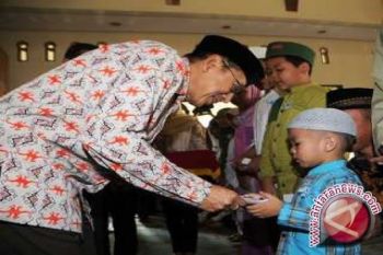 Kadin-KNPI Bagi Bingkisan Kepada Anak Yatim