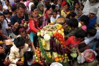 Makan bersama tradisi lebaran di desa