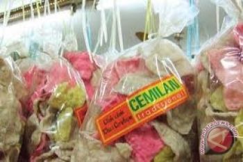 Pemudik serbu "kerupuk melarat" khas Cirebon