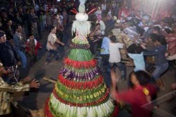 TRADISI GREBEG KETUPAT