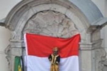 Patung "Mannaken Piss" Belgia Pakai Beskap Yogya  