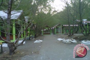 Masyarakat Pantai Gua Cemara peroleh bantuan kios