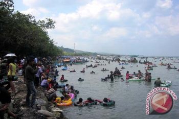 Waspadai Badai Dahlia, Warga Tetap Padati Pantai