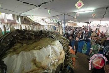 750 kilogram beras untuk membuat lopis raksasa 