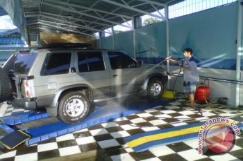 Usaha cuci mobil dipenuhi konsumen luar daerah