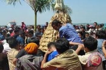 Tradisi Potong Lopis Dalam Perayaan Syawalan