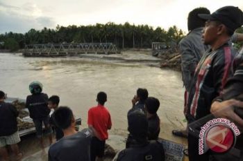 Empat Excavator Gusur Material Yang Dibawa Banjir