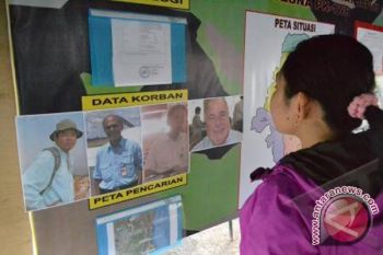 Jenazah Korban Pesawat  Piper Dievakuasi