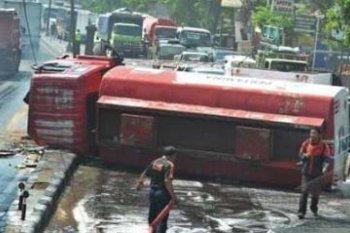 TRUK BBM TERGULING