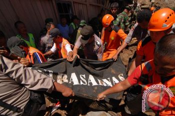 Tiga orang meninggal akibat tanah longsor di Manado