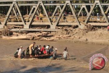 Dinas PU Pasang Jembatan Darurat Di Boyantongo