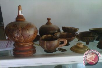 Perajin batok Bantul terkendala bahan baku