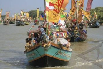 Kapal Menabrak Perahu saat Pesta Laut