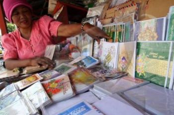 Pedagang Kartu Lebaran Bertahan pada Era Teknologi