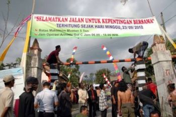 Warga Merapi Pasang Portal Antisipasi Jalan Rusak