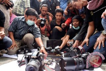 "Jangan sembarang foto di Teheran"