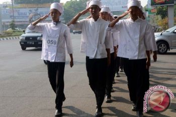 Wow, Koki ikut lomba gerak jalan