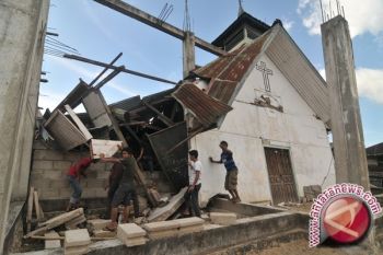 Ribuan korban gempa sekolah di tenda