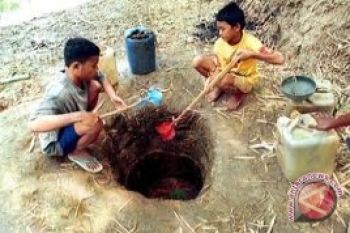 Warga manfaatkan sumber air Kecemut 