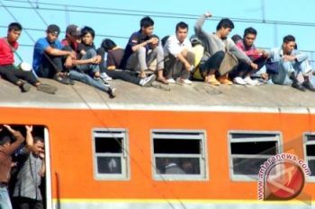 Dahlan janji atasi penumpang atap  KRL Bogor