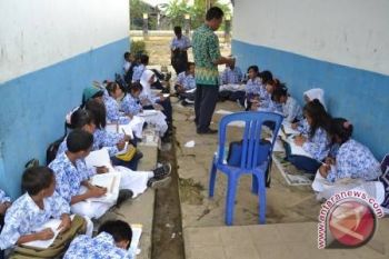 Pelajar Di Kutai Belajar Di Halaman Sekolah