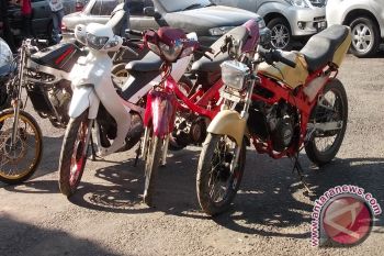 Polisi tangkap tiga pelaku pencuri sepeda motor 