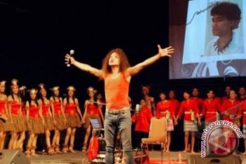 Daniel Sahuleka "hipnotis" warga Ambon