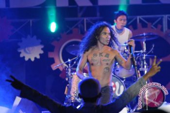 Slank hibur warga Palembang di "Road To Soundrenaline 2012"