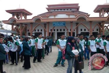 Ratusan Mahasiswa FEB Unila Bantu Lebarkan Jalan