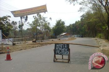 Wah! Jalan Umum Kok Ditutup? 
