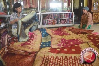 Malaysia Berencana Jadikan Songket Pakaian Resmi