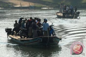 Lomba perahu tambangan warnai Festival Mahakam 2012