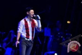 Wah, Tim Hwang Buka Baju Saat Konser