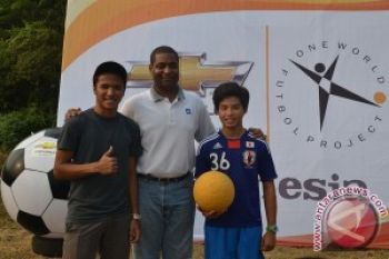 GM Indonesia Donasikan 5.000 Bola Kaki