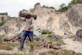 Rencana Pembangunan Pabrik Semen Resahkan Penambang