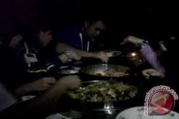 Makan malam di ruangan gelap 