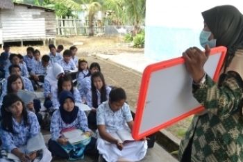 Belajar Di Halaman Sekolah