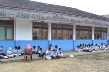 Belajar Di Halaman Sekolah