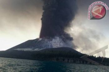 Anak Krakatau meletus