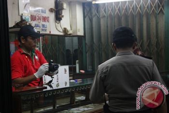 Kawanan Bersenjata Api Rampok Tiga Toko Emas