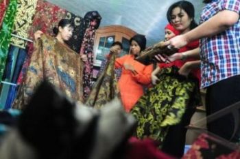 KUNJUNGI PERAJIN BATIK