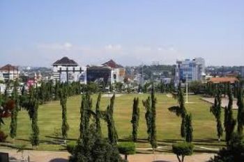 Semrawut, Permainan Anak-anak di Simpang Lima Perlu Dipindah