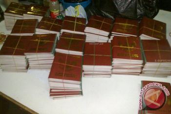 Petugas bandara Madinah sita ratusan buku nikah palsu