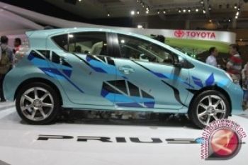 Toyota Kenalkan 14 Mobil Hybrid 2015