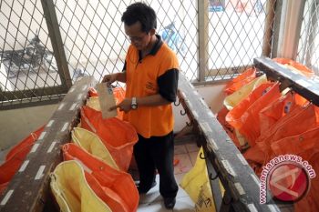 Pengiriman surat Kantor Pos Palembang 25 persen