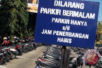Penagih utang alih profesi jaga parkir