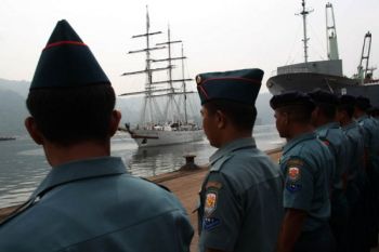 Kapal Latih India Sandar di Telukbayur